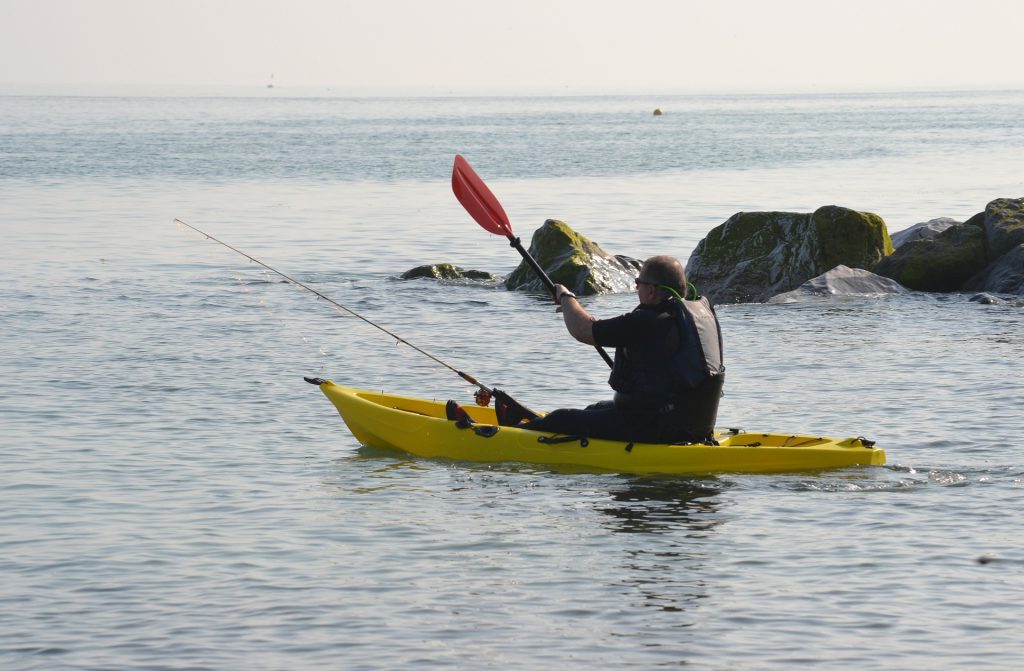 Pesca com mosca de um caiaque 